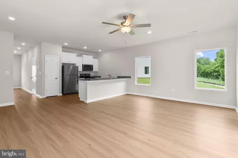 Living - 8127 Bartholomew Ct, Baltimore, MD 21206 photo 3 of 7