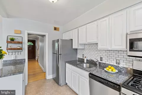 Entry Way - 62 Dunkirk Rd, Baltimore, MD 21212 photo 2 of 3