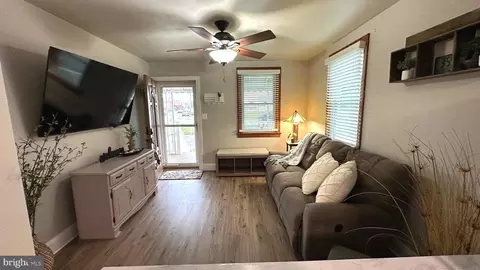Entry Way - 89 Wise Ave, Dundalk, MD 21222 photo 2 of 6