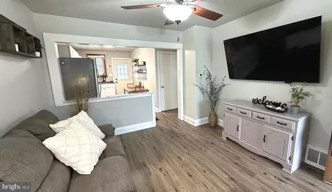 Entry Way - 89 Wise Ave, Dundalk, MD 21222 photo 4 of 6