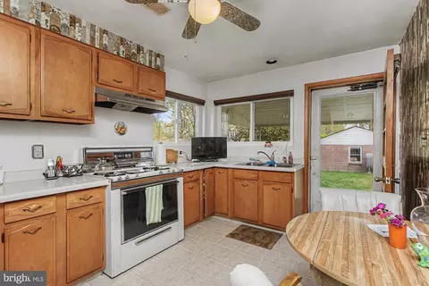 Kitchen - 826 Cold Spring Rd, Middle River, MD 21220 photo 3 of 4
