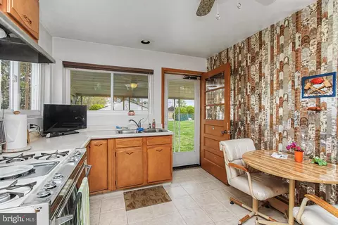 Kitchen - 826 Cold Spring Rd, Middle River, MD 21220 photo 4 of 4