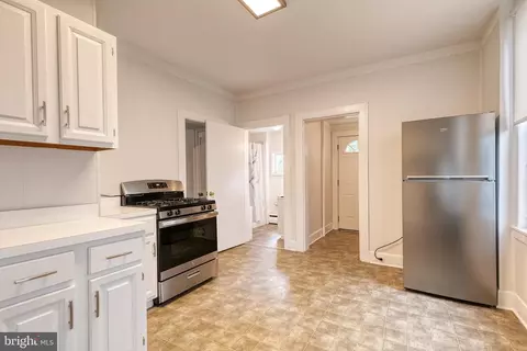 Entry Way - 5234 Benson Ave, Halethorpe, MD 21227 photo 4 of 4