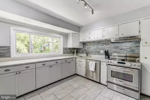 Kitchen - 3915 Longmoor Cir, Phoenix, MD 21131 photo 2 of 5