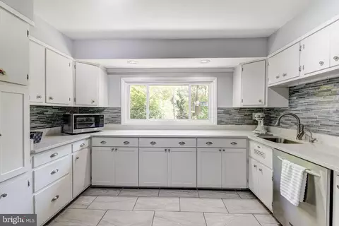 Kitchen - 3915 Longmoor Cir, Phoenix, MD 21131 photo 4 of 5