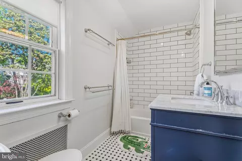 Bath - 660 Regester Ave, Baltimore, MD 21212 photo 3 of 5
