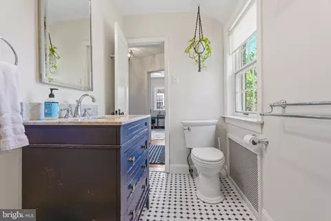 Bath - 660 Regester Ave, Baltimore, MD 21212 photo 2 of 5
