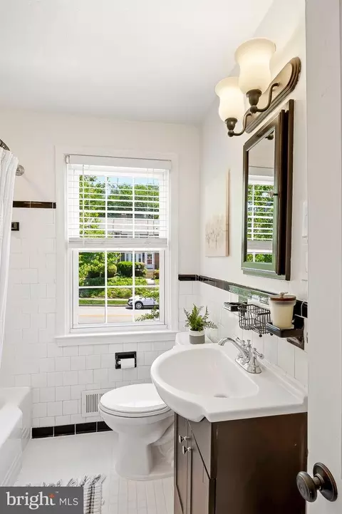 Bath - 128 Stanmore Rd, Baltimore, MD 21212 photo 1 of 5