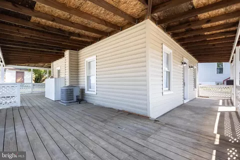 Exterior - 2407 Hammonds Ferry Rd, Halethorpe, MD 21227 photo 2 of 3