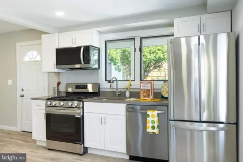 Kitchen - 2407 Hammonds Ferry Rd, Halethorpe, MD 21227 photo 2 of 3