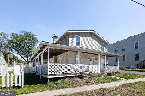Exterior - 2407 Hammonds Ferry Rd, Halethorpe, MD 21227 photo 1 of 3