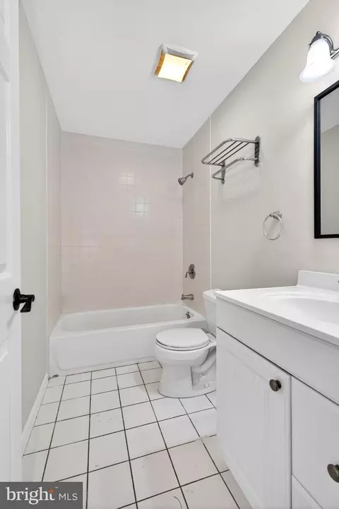 Bath - 1406 Walnut Ave, Baltimore, MD 21209 photo 2 of 3