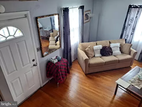 Entry Way - 5663 Whitby Rd, Baltimore, MD 21206 photo 2 of 6
