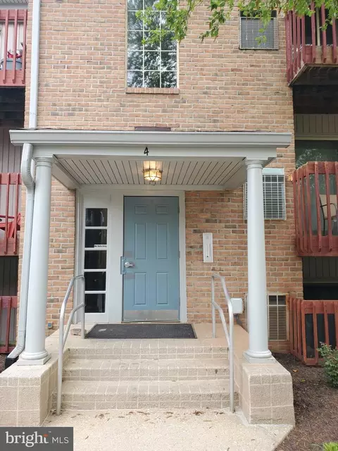 4 Banyan Wood Ct #304, Essex, MD 21221
