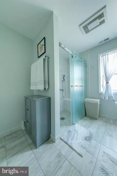 Bath - 6029 Loreley Beach Rd, White Marsh, MD 21162 photo 2 of 4