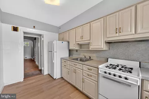 Entry Way - 124 Dunkirk Rd, Baltimore, MD 21212 photo 1 of 2