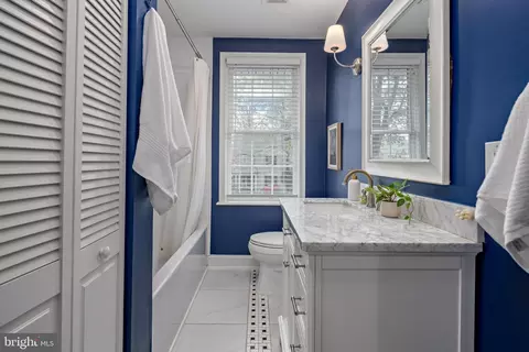 Bath - 902 Kingston Rd, Baltimore, MD 21212 photo 2 of 8