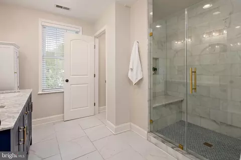 Bath - 902 Kingston Rd, Baltimore, MD 21212 photo 5 of 8