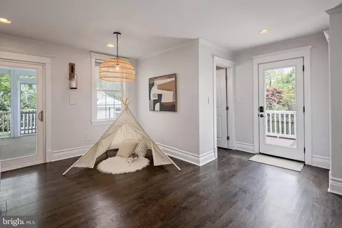 Entry Way - 902 Kingston Rd, Baltimore, MD 21212 photo 3 of 5