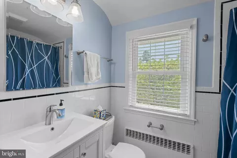 Bath - 636 Overbrook Rd, Baltimore, MD 21212 photo 2 of 3