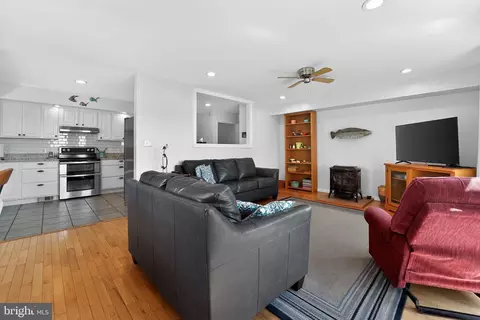 Living - 1400 Burke Rd, Middle River, MD 21220 photo 4 of 5