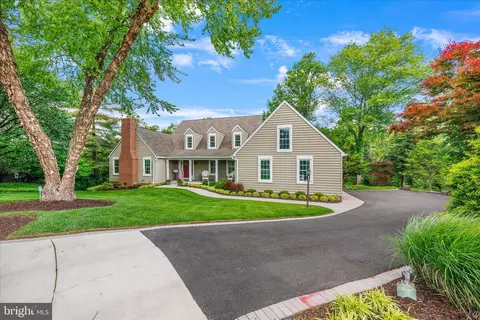 8 Rolling Farm Ct, Catonsville, MD 21228
