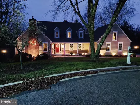 8 Rolling Farm Ct, Catonsville, MD 21228