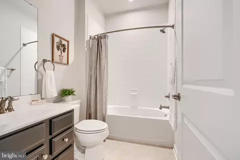 Entry Way - 2824 Shaws Rd, Sparrows Point, MD 21219 photo 10 of 14