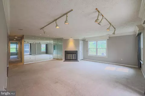 Living - 7 B Pipe Hill Ct #7B, Baltimore, MD 21209 photo 4 of 7