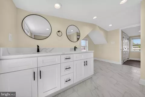 Entry Way - 3129 Sollers Point Rd, Dundalk, MD 21222 photo 13 of 15