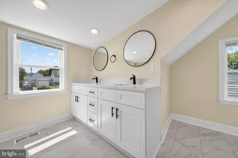 Entry Way - 3129 Sollers Point Rd, Dundalk, MD 21222 photo 12 of 15