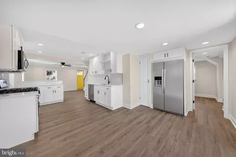 Entry Way - 3129 Sollers Point Rd, Dundalk, MD 21222 photo 7 of 15