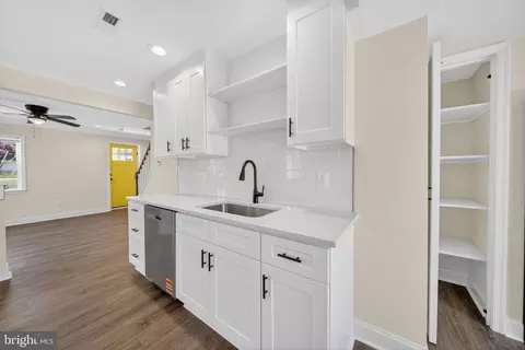 Entry Way - 3129 Sollers Point Rd, Dundalk, MD 21222 photo 5 of 15