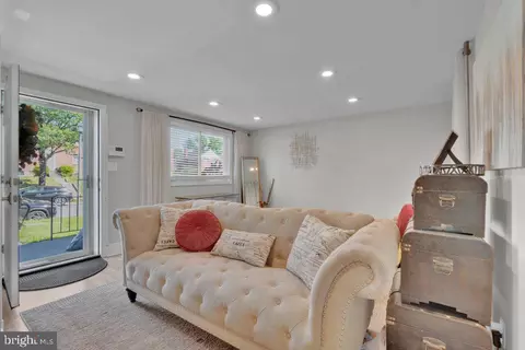 Entry Way - 1329 Halstead Rd, Parkville, MD 21234 photo 2 of 10