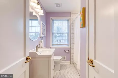 Bath - 192 Dumbarton Rd, Baltimore, MD 21212 photo 1 of 2