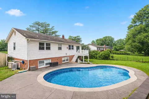 Exterior - 910 Crestwick Rd, Towson, MD 21286 photo 3 of 5