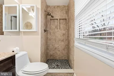 Bath - 910 Crestwick Rd, Towson, MD 21286 photo 2 of 4