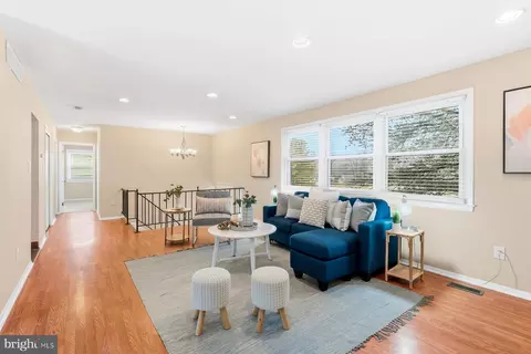 Entry Way - 910 Crestwick Rd, Towson, MD 21286 photo 1 of 2