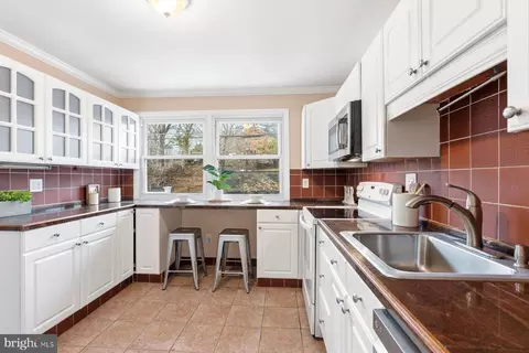 Kitchen - 910 Crestwick Rd, Towson, MD 21286 photo 2 of 3
