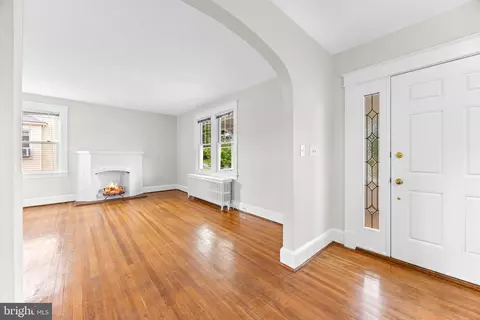 Living - 1257 Circle Dr, Halethorpe, MD 21227 photo 2 of 8