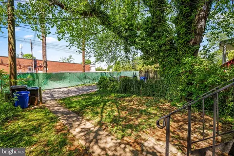 Exterior - 104 Westowne Rd, Baltimore, MD 21229 photo 5 of 6