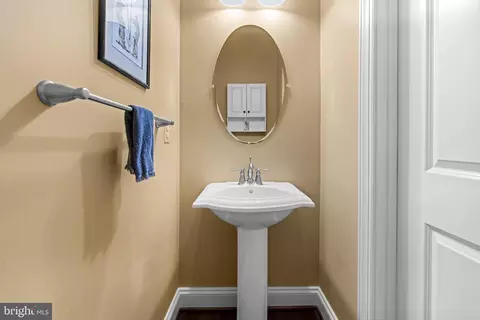Entry Way - 6914 Summit Cir, Baltimore, MD 21239 photo 4 of 10