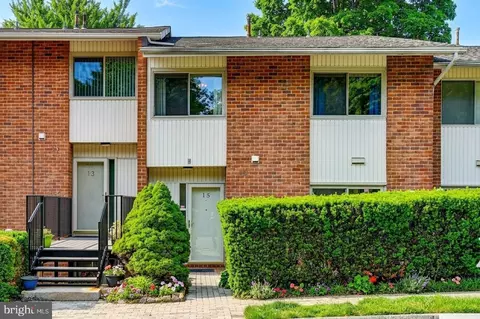 15 Stonehenge Cir #15, Pikesville, MD 21208