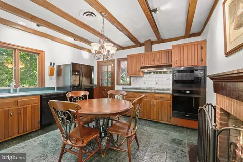 Kitchen - 3903 Dance Mill Rd, Phoenix, MD 21131 photo 2 of 4