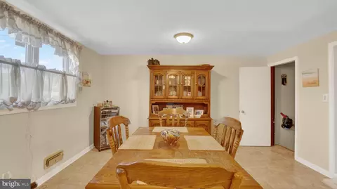 Entry Way - 7836 Kavanagh, Dundalk, MD 21222 photo 10 of 16