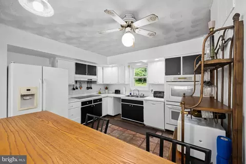 Kitchen - 14009 Fox Run Ct, Phoenix, MD 21131 photo 3 of 4