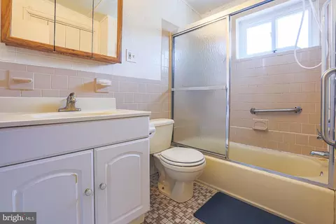 Bath - 6649 Chippewa Dr, Baltimore, MD 21209 photo 1 of 5