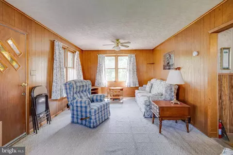 Living - 802 Wise Ave, Dundalk, MD 21222 photo 5 of 8