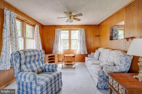 Living - 802 Wise Ave, Dundalk, MD 21222 photo 6 of 8