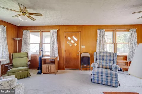 Living - 802 Wise Ave, Dundalk, MD 21222 photo 3 of 8